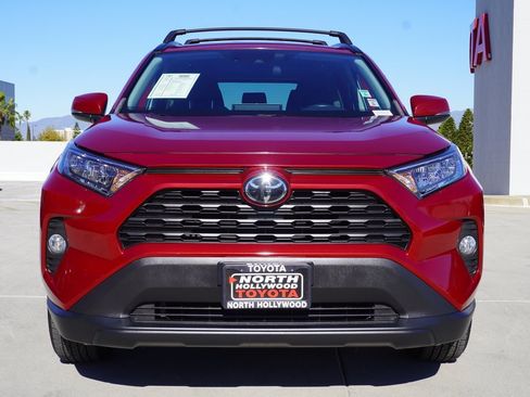 Used 2020 Toyota RAV4 XLE image 3