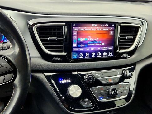 Used 2020 Chrysler Pacifica Touring-L w/ S Appearance Package FWD image 17