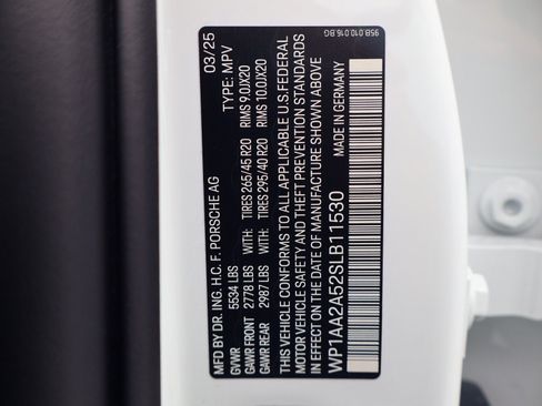 Certified 2025 Porsche Macan AWD/4WD image 29