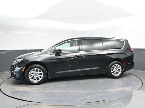 Used 2023 Chrysler Pacifica Touring-L FWD image 6