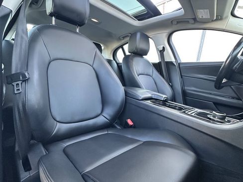 Used 2017 Jaguar XE Premium RWD image 11