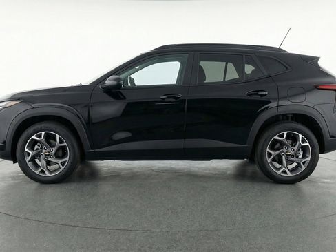 Used 2025 Chevrolet Trax LT FWD image 5