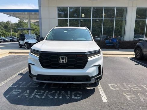 Used 2025 Honda Pilot TrailSport image 2