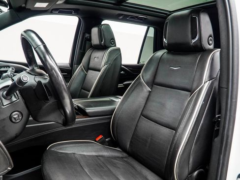 Used 2023 Cadillac Escalade Premium Luxury image 40