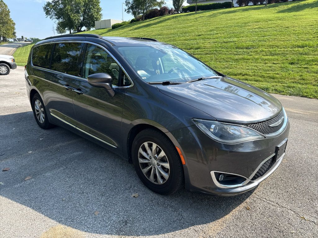 Used 2017 Chrysler Pacifica Touring-L FWD image 7