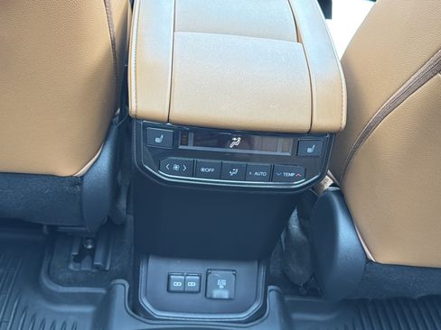 Used 2023 Toyota Highlander Platinum AWD/4WD image 27