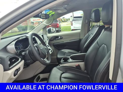 Used 2023 Chrysler Pacifica Touring-L FWD image 13
