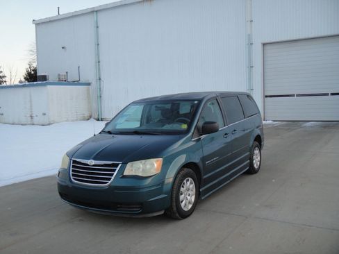 Used 2009 Chrysler Town & Country LX w/ PWR Convenience Group image 5