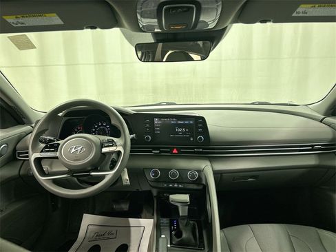 Used 2023 Hyundai Elantra SE image 18