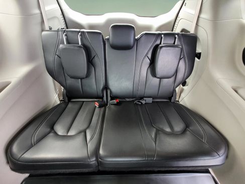 Used 2022 Chrysler Pacifica Touring-L FWD image 16