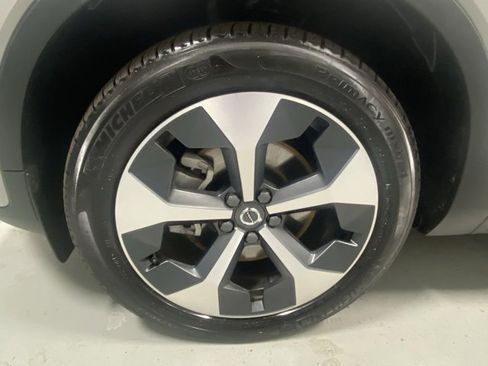 Used 2025 Volvo XC40 B5 Plus image 5