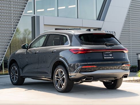 Certified 2025 Audi Q5 Premium w/ Convenience Package AWD/4WD image 5