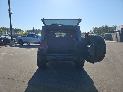 Used 2017 Jeep Wrangler Unlimited Sahara w/ Connectivity Group AWD/4WD image 17