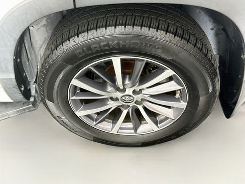 Used 2018 Toyota Highlander XLE w/ Protection Package #3 AWD/4WD image 11