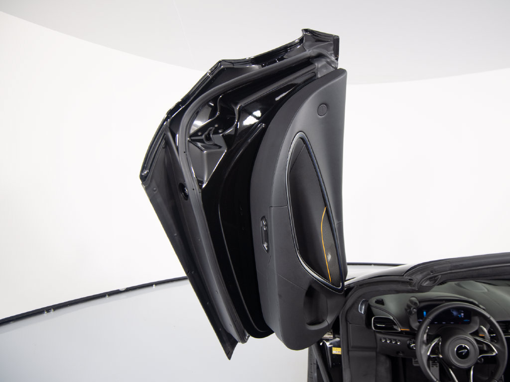 Used 2025 McLaren Artura Spider RWD image 11