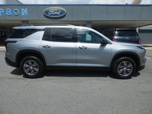 Used 2026 Chevrolet Traverse LT FWD image 2