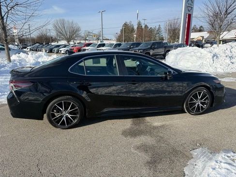 Used 2023 Toyota Camry SE image 4