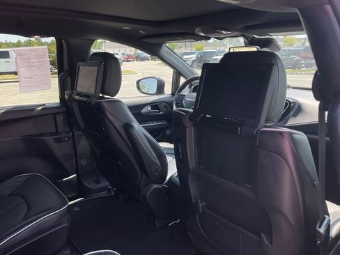Used 2022 Chrysler Pacifica Limited w/ Uconnect Theater Family Group FWD image 3