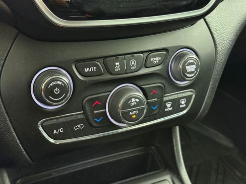 Used 2019 Jeep Cherokee Limited image 20