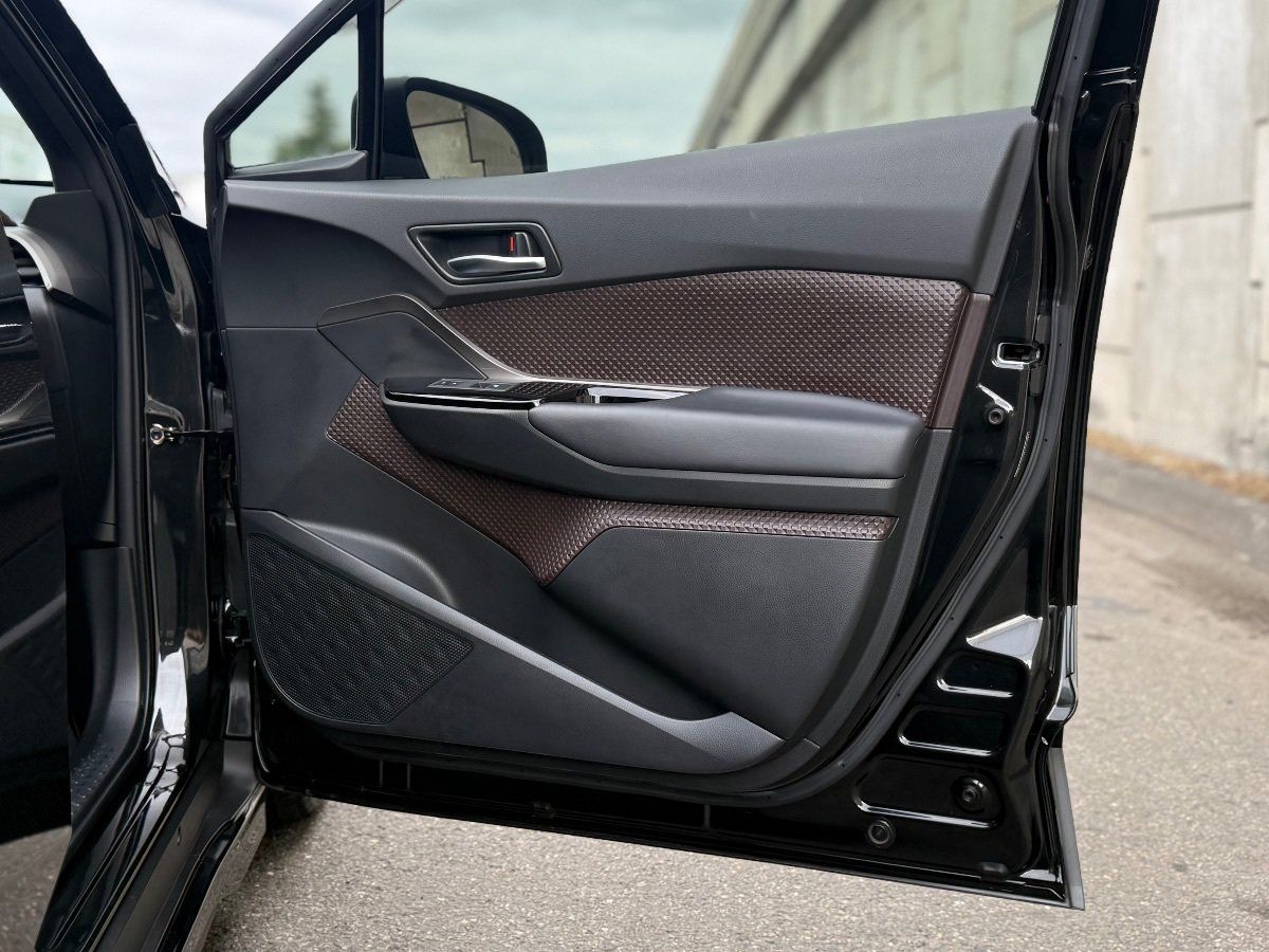 Used 2019 Toyota C-HR Limited FWD image 16