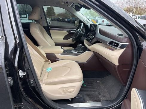 Used 2020 Toyota Highlander Platinum image 11
