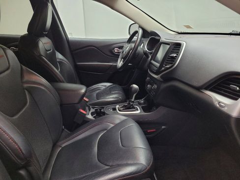 Used 2017 Jeep Cherokee Trailhawk AWD/4WD image 21