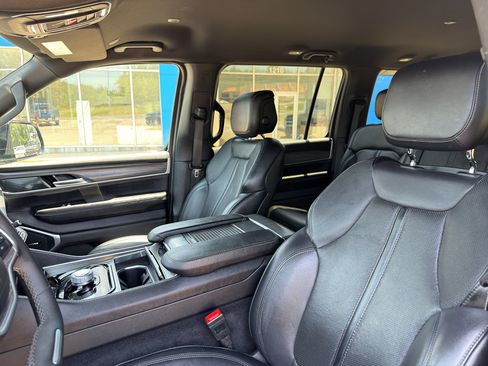 Used 2024 Jeep Wagoneer L Series II w/ Flexible Seating Group RWD image 25