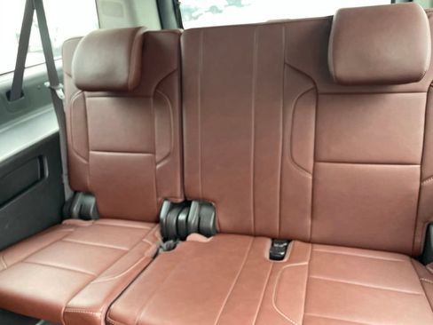 Used 2019 Chevrolet Suburban Premier w/ Premier Plus Edition AWD/4WD image 15