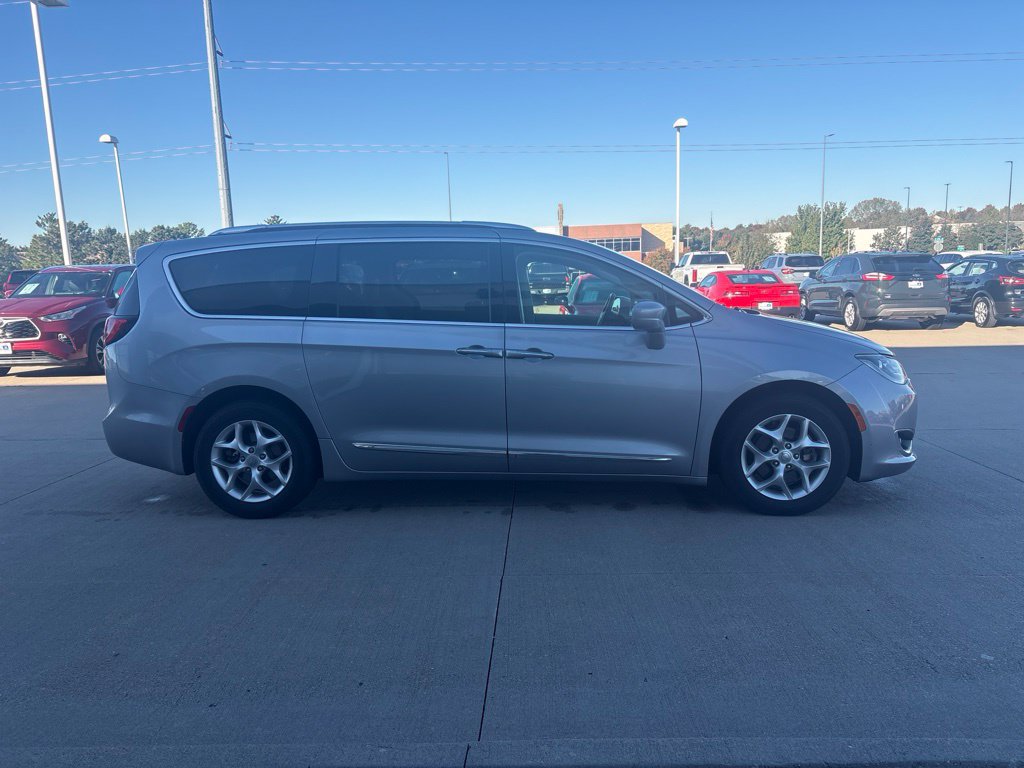 Used 2019 Chrysler Pacifica Touring-L Plus FWD image 4