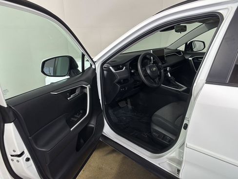 Used 2024 Toyota RAV4 XLE AWD/4WD image 2