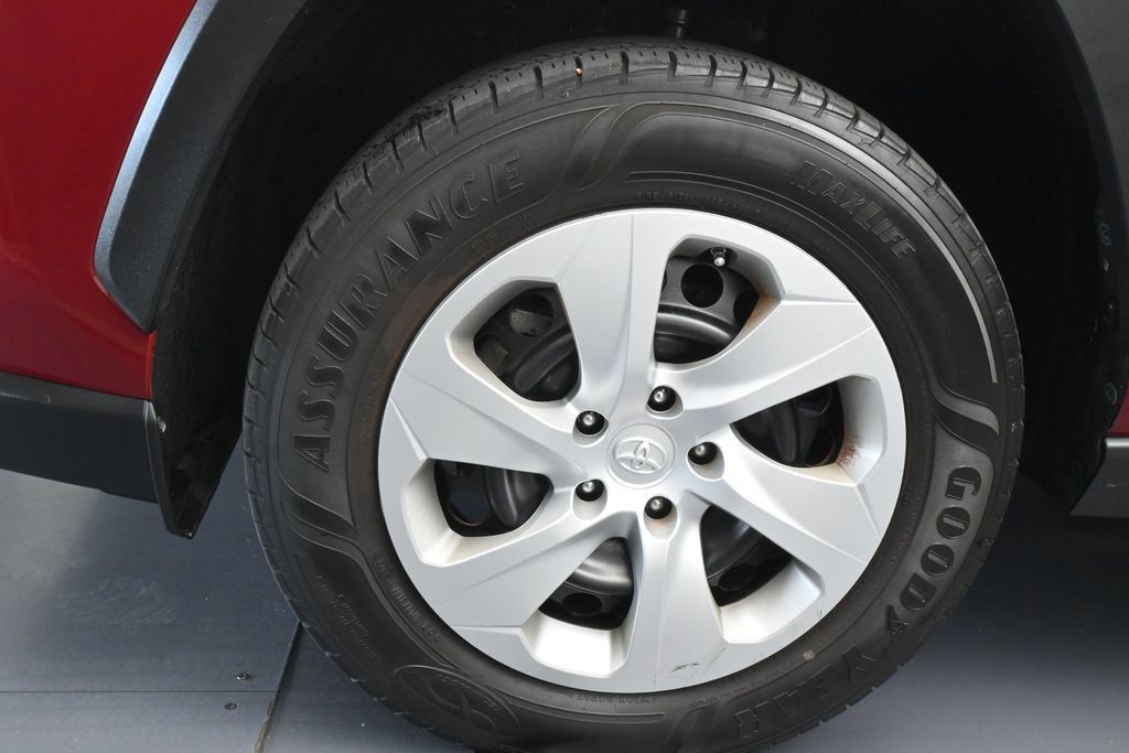 Used 2021 Toyota RAV4 LE FWD image 24
