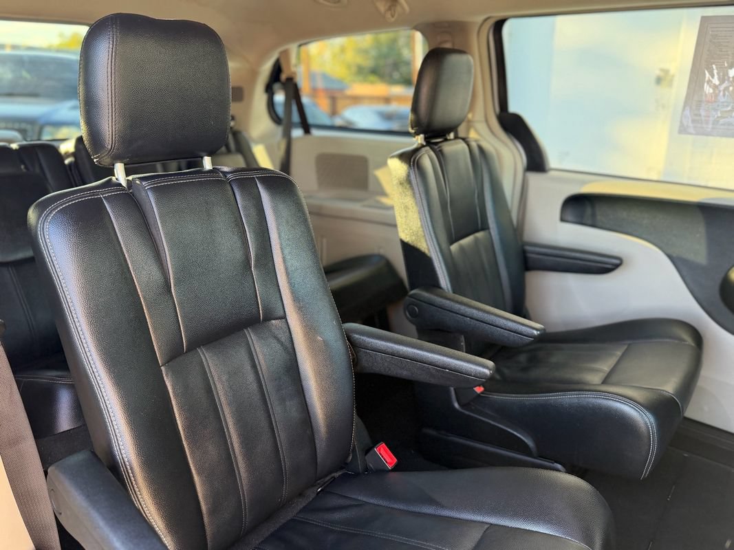 Used 2014 Chrysler Town & Country Touring FWD image 9