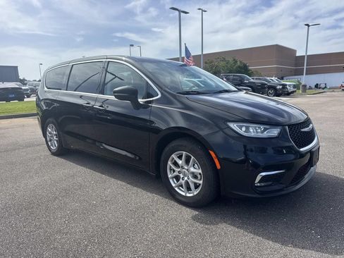 Used 2024 Chrysler Pacifica Touring-L FWD image 3