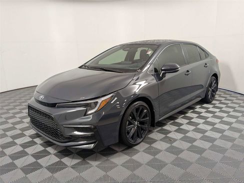 Used 2025 Toyota Corolla SE image 2