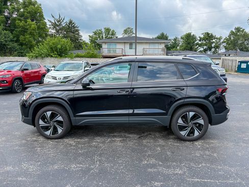 Used 2025 Volkswagen Taos SE w/ Panoramic Sunroof Package AWD/4WD image 9