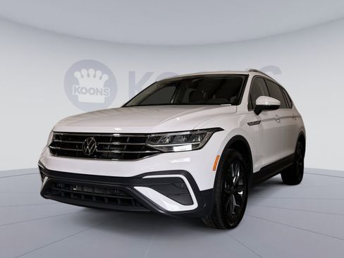 Used 2024 Volkswagen Tiguan SE image 1