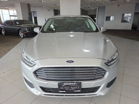 Used 2015 Ford Fusion SE image 2