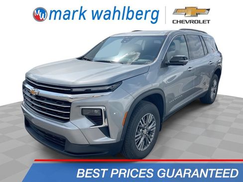 Used 2025 Chevrolet Traverse LT w/ Driver Confidence Package AWD/4WD image 1