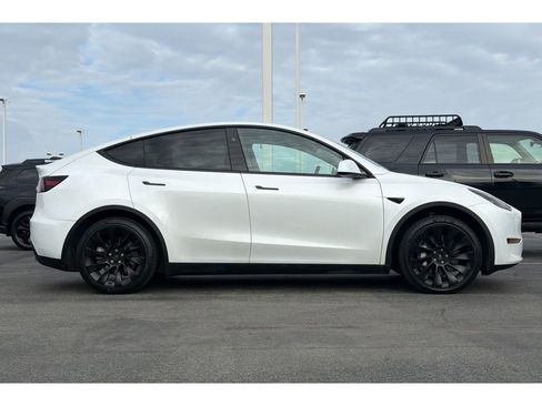 Used 2024 Tesla Model Y Long Range AWD/4WD image 3