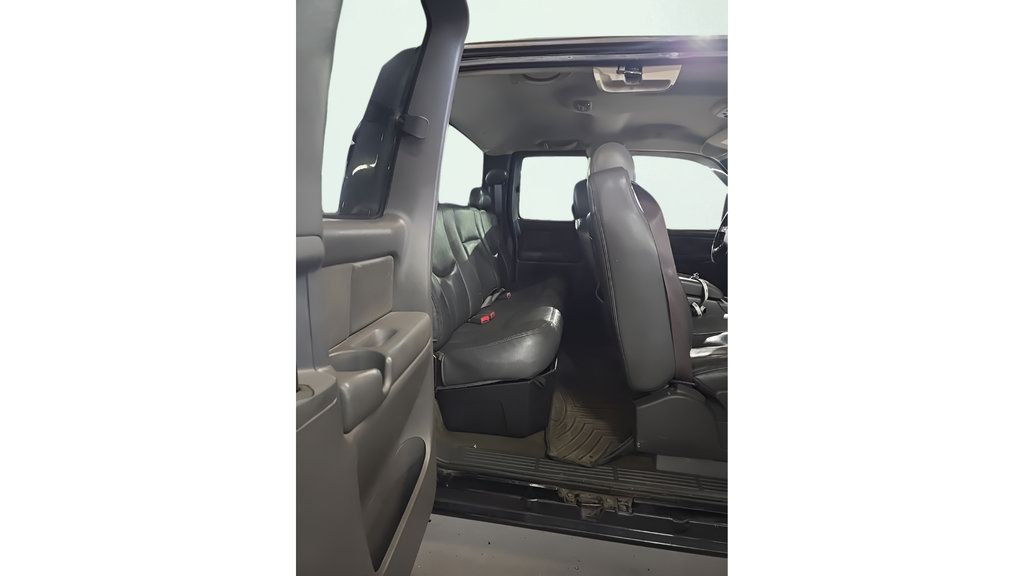 Used 2004 GMC Sierra 2500 SLT w/ Heavy-Duty Power Package AWD/4WD image 15