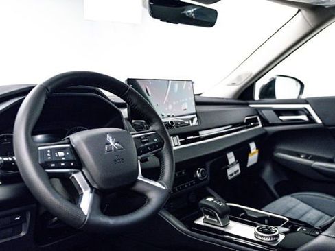 Used 2025 Mitsubishi Outlander SE AWD/4WD image 12