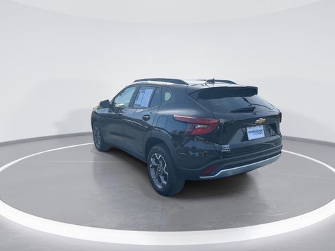 Used 2025 Chevrolet Trax LT w/ LT Convenience Package FWD image 7