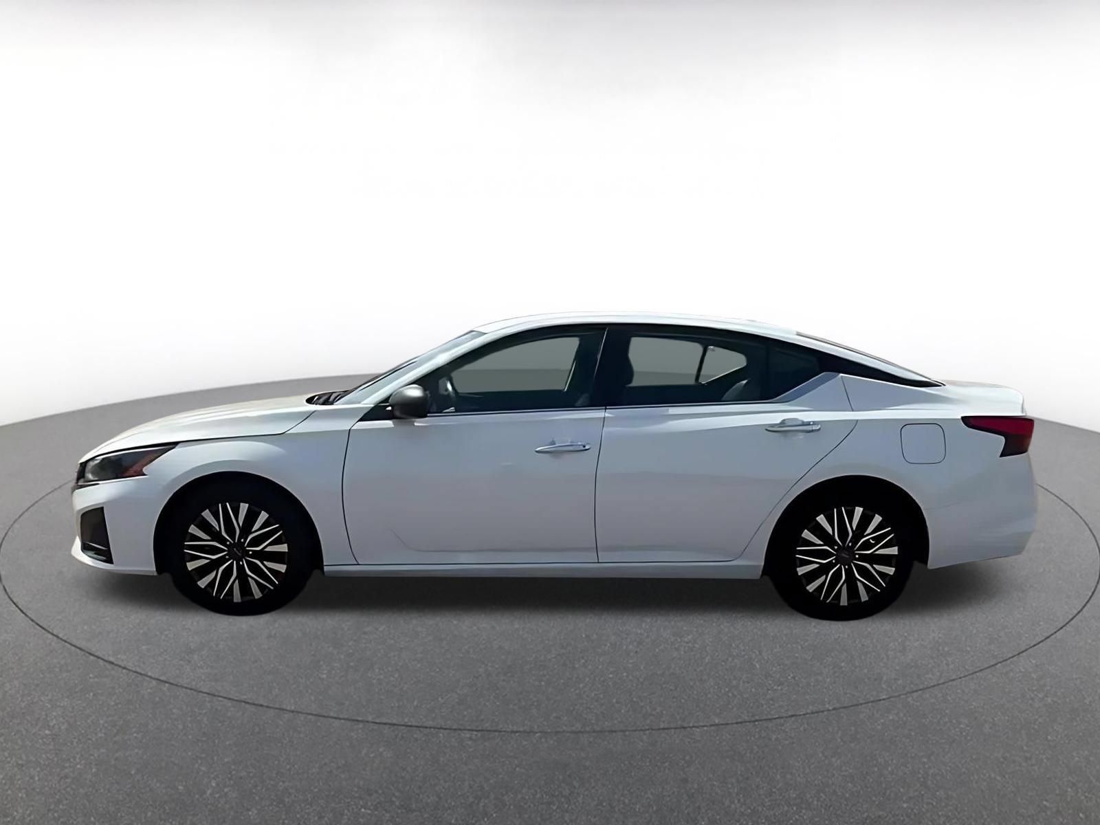 Used 2025 Nissan Altima 2.5 SV FWD image 8