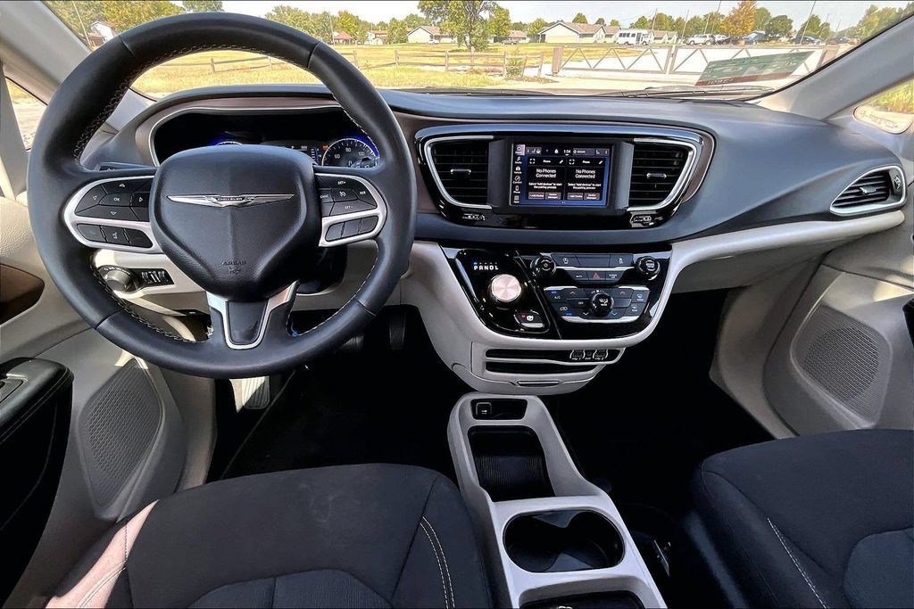 Used 2023 Chrysler Voyager LX FWD image 13