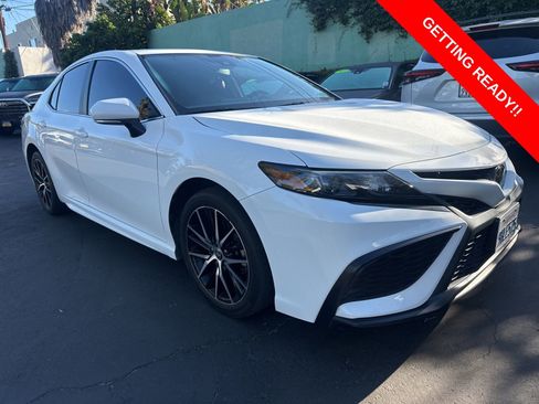 Used 2023 Toyota Camry SE image 1