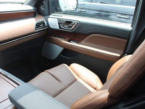 Used 2023 Lincoln Navigator Reserve RWD image 11