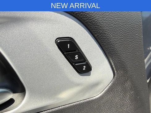 Used 2025 Chrysler Pacifica Limited FWD image 18