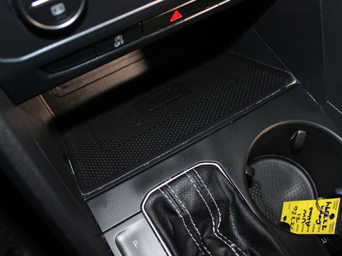 Used 2021 Volkswagen Atlas Cross Sport SE w/ Panoramic Sunroof Package image 20