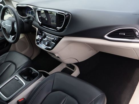 Used 2023 Chrysler Pacifica Touring-L FWD image 29