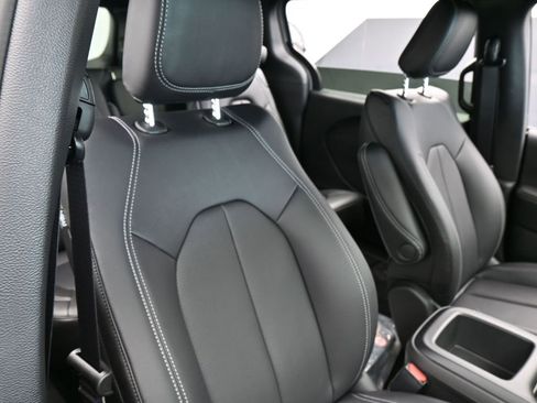 New 2026 Chrysler Pacifica Select image 40